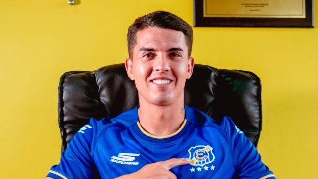 Everton anunció la renovación del préstamo de Julián Alfaro