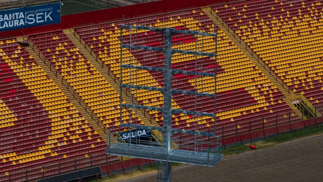 Unión Española completó la primera etapa de sus nuevas torres de iluminación en Santa Laura
