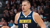 Terror en Denver: Nikola Jokic sufrió una lesión de rodilla tras un pisotón de su propio compañero