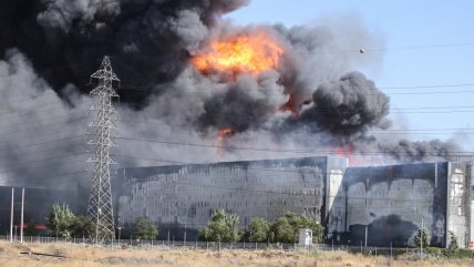Combate de incendio en bodegas de Lo Espejo durará 
