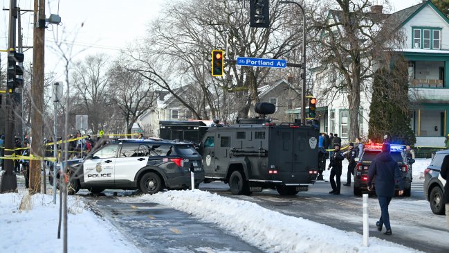 Alcalde de Mineápolis confronta a ICE tras muerte de mujer en redada migratoria