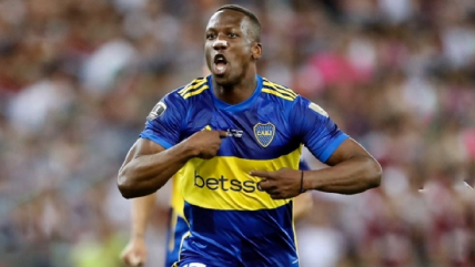   Luis Advincula dejó de ser jugador de Boca Juniors y volverá a su país 