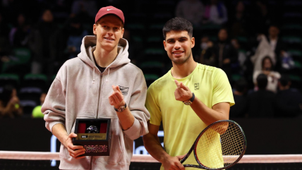   Alcaraz inició el año con triunfo ante Sinner en su exhibición en Corea del Sur 
