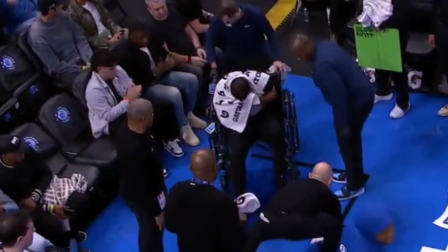 [VIDEO] Increíble momento en la NBA: Arbitro salió en silla de ruedas por lesión