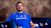 Octavio Rivero posó con la camiseta de Universidad de Chile