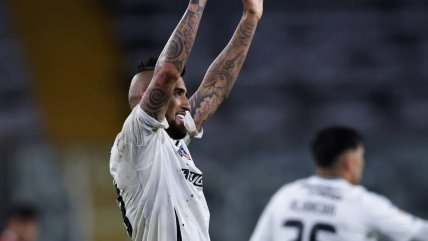 Arturo Vidal apareció como defensor central en la primera formación de Colo Colo