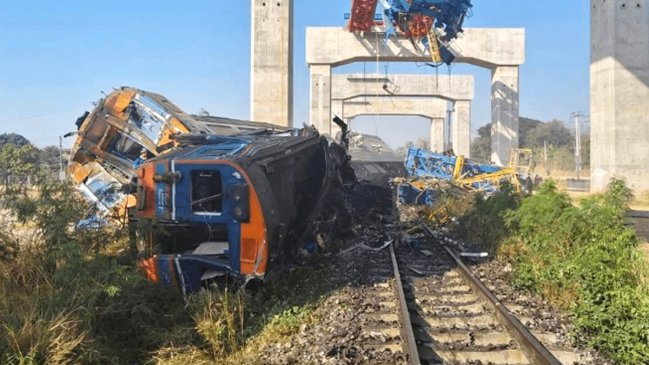 Grúa cayó sobre un tren en Tailandia: Al menos 29 muertos y 67 heridos