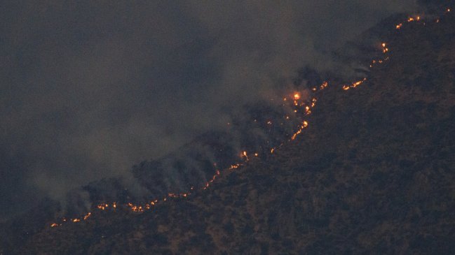 Gigantesco incendio forestal devasta cientos de hectáreas en Tiltil