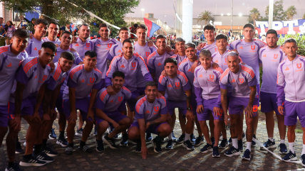   La U recibió el apoyo de su gente con banderazo antes de enfrentar a Racing en Concepción 