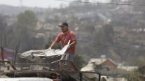 El trabajo de remoción de escombros en Penco y Lirquén tras devastadores incendios forestales