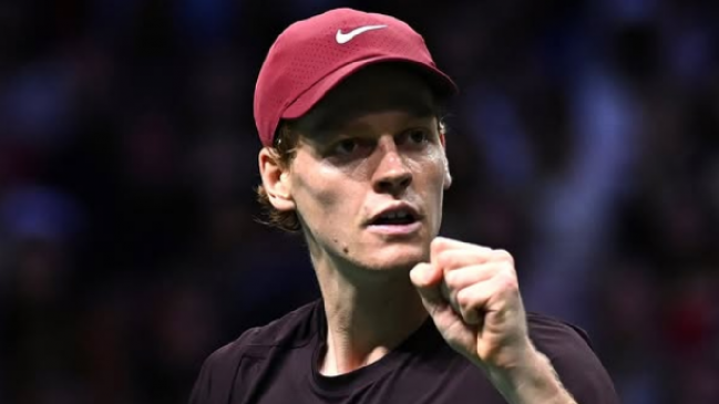 Jannik Sinner debutó con triunfo en el Abierto de Australia tras retiro de su rival