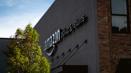Dejó de ser optimista: Amazon alerta que aranceles de EE.UU. ya se notan en sus precios