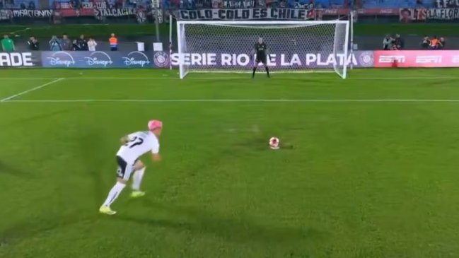 [VIDEO] Se viralizó en redes: El insólito penal que pateó Zavala ante Peñarol