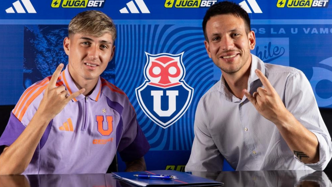 Salvador Negrete firmó su primer contrato con Universidad de Chile