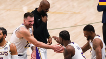 Luka Doncic brilló para los Lakers y amargó la jornada de Dallas en la NBA