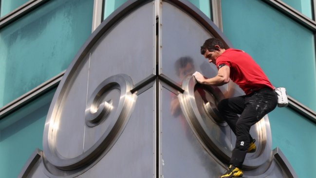 Se transmitió en Netflix: Alex Honnold hace historia al escalar el rascacielos Taipei 101 sin cuerdas