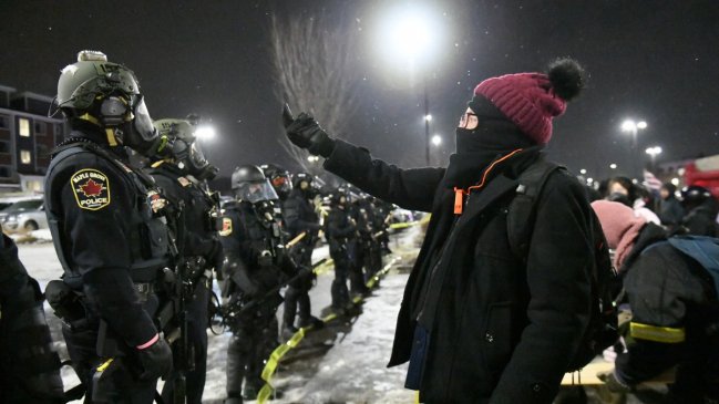 Manifestantes de Mineápolis tras remoción de líder del ICE: 