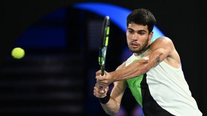  Carlos Alcaraz venció con autoridad a De Miñaur y se metió en semifinales de Australia 