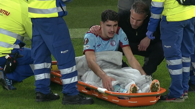 [VIDEO] Hijo de Van Persie tuvo que retirarse en camilla durante el partido ante Betis