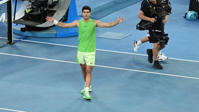 Alcaraz superó sus problemas físicos para vencer a Zverev y meterse en la final de Australia