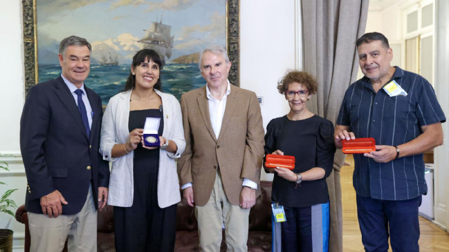 Senado entregó medalla a Bárbara Hernández por sus éxitos deportivos en aguas gélidas