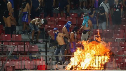   [VIDEO] Fuego y proyectiles: Barristas de la U causaron graves incidentes en el partido con Audax 