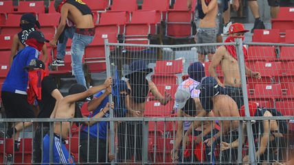 Barristas de la U esperaron el inicio del partido con Audax para empezar los disturbios en el Nacional