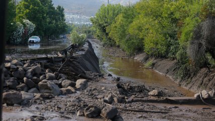 Maquinaria despeja calles anegadas en Las Condes