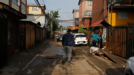 Tras inundaciones, vecinos de Maipú denuncian históricos problemas de alcantarillado