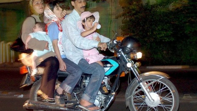 Irán autorizó a las mujeres a conducir motos