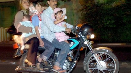   Irán autorizó a las mujeres a conducir motos 