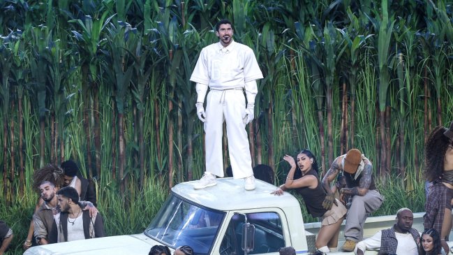 Bad Bunny durante su show en el Super Bowl 2026.