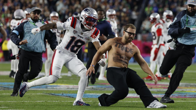 [VIDEO] Jugador de Patriots interceptó a un invasor en el campo del Super Bowl LX