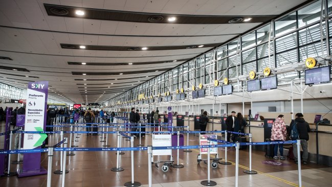 Alarma de bomba obligó a evacuar vuelo en el Aeropuerto de Santiago: Resultó ser falsa