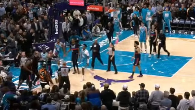 [VIDEO] Combos iban, combos venían: Los Pistons y los Hornets tuvieron feroz pelea en la NBA