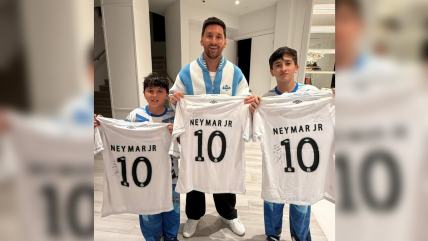   Messi y sus hijos posaron con las camisetas de Santos que envió de regalo Neymar 