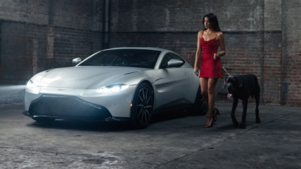   La arquera Ryann Torrero se lució al posar junto a un Aston Martin 