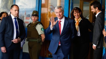 Kast interrumpió sus vacaciones para reunirse con alcaldes de Los Lagos