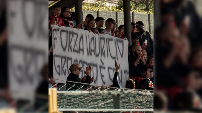 Hinchas de Grosseto dedicaron emotivo lienzo a Mauricio Pinilla por su diagnóstico de cáncer de piel
