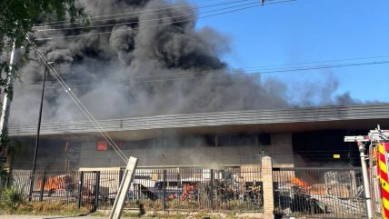 Quilicura: Incendio en una fábrica genera enorme columna de humo