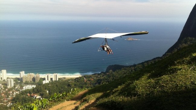 Turista y piloto mueren tras caída de ala delta en Río de Janeiro