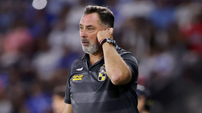 Caputto y la caída con la UC: El partido se desvirtúa con la expulsión y el penal, pero ya está