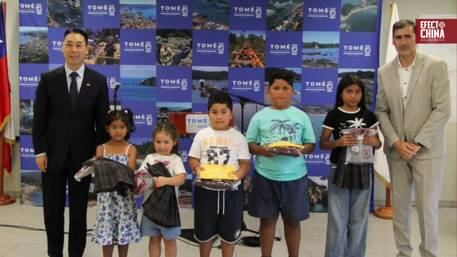 Embajada de China donó uniformes escolares en Tomé y comprometió apoyo para la reconstrucción