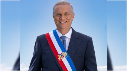 OPE defiende fotografía oficial de Kast ante cuestionamientos por uso de escudo