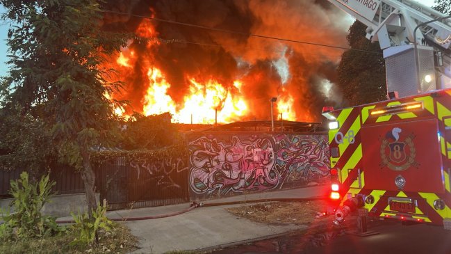 Gran incendio destruye fábrica textil en Independencia