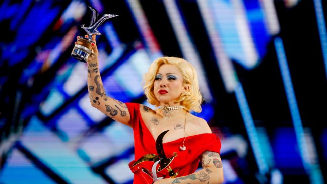 Mon Laferte hace historia en Viña y recibe la esquiva Gaviota de Platino