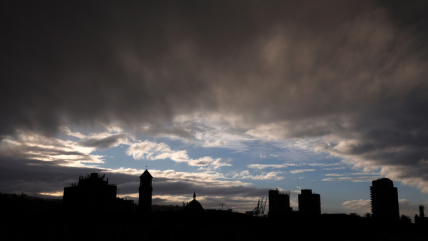 ¿Se acabó el verano? Meteorología explica la nubosidad en la zona central y anuncia lluvias en el sur