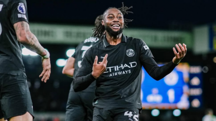   Manchester City venció a Leeds United y sigue al acecho del liderato en la Premier League 