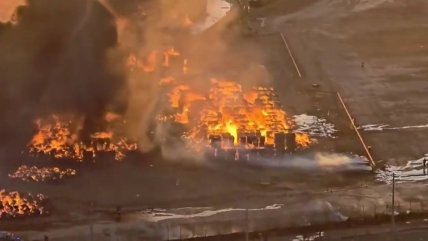 Senapred ordenó evacuar asentamiento en Puente Alto por incendio en papelera CMPC