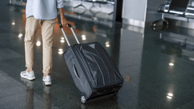 Detienen a hombre que manipuló sistema de millas para viajar casi gratis por el mundo